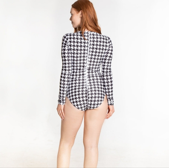 Cover Swim Long-Sleeved Black & White Houndstooth One Piece Swimsuit Rashguard - Picture 3 of 6